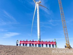 華電喀什風電項目首臺風機吊裝完成